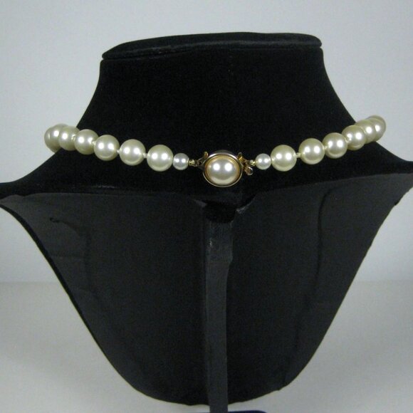 Vintage Imitation Pearl Necklace Ornate Gold Tone Clasp 18 inch - Picture 8 of 9